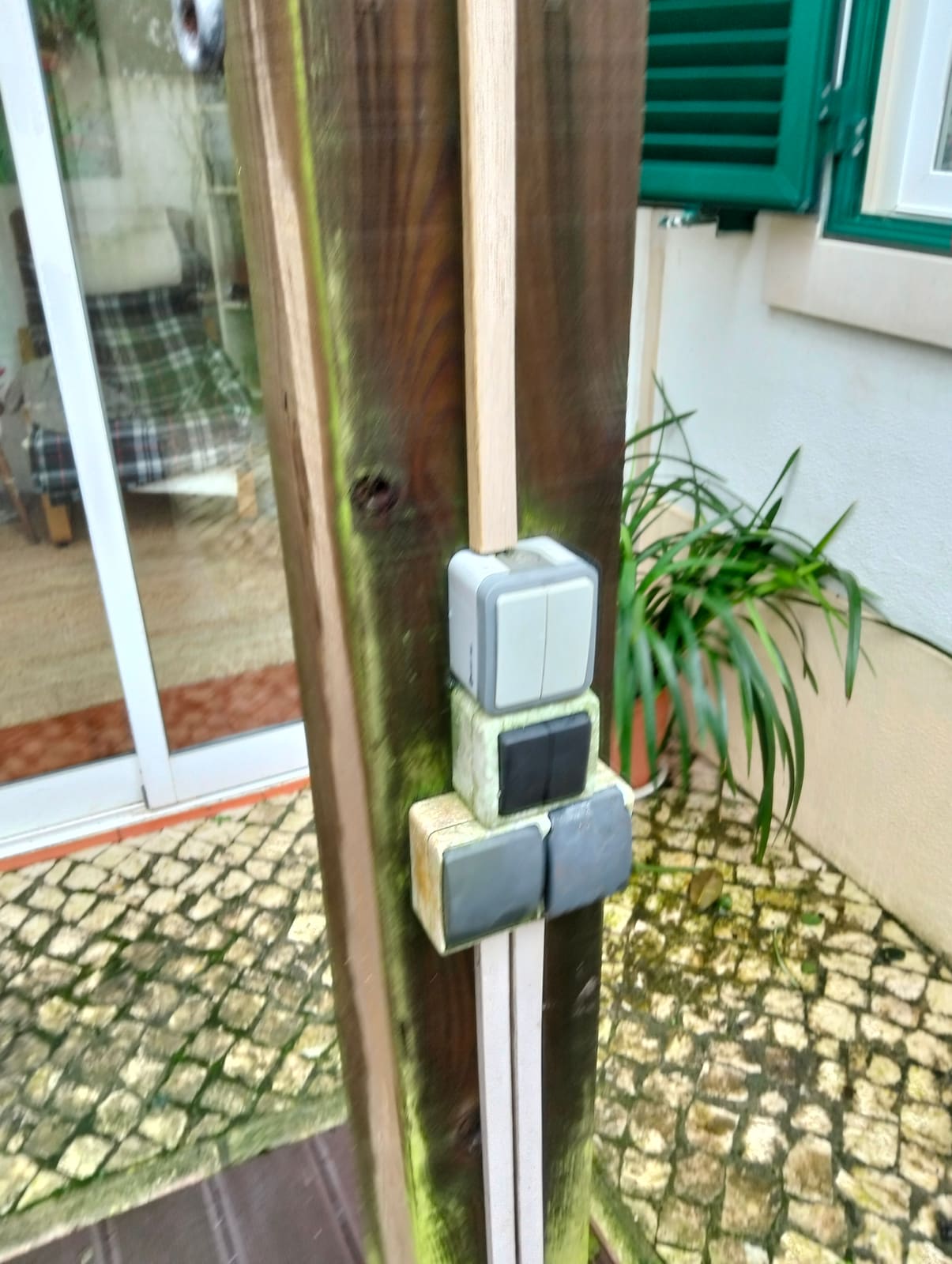 Ponto de ligação elétrica no exterior de uma habitação