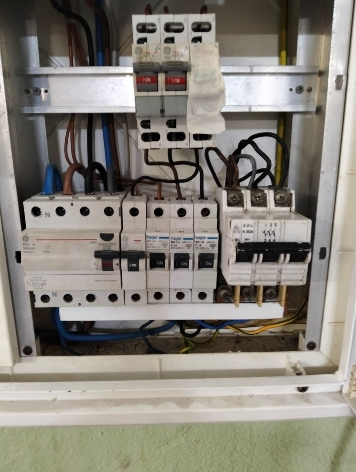 Quadro elétrico aberto com disjuntores instalados