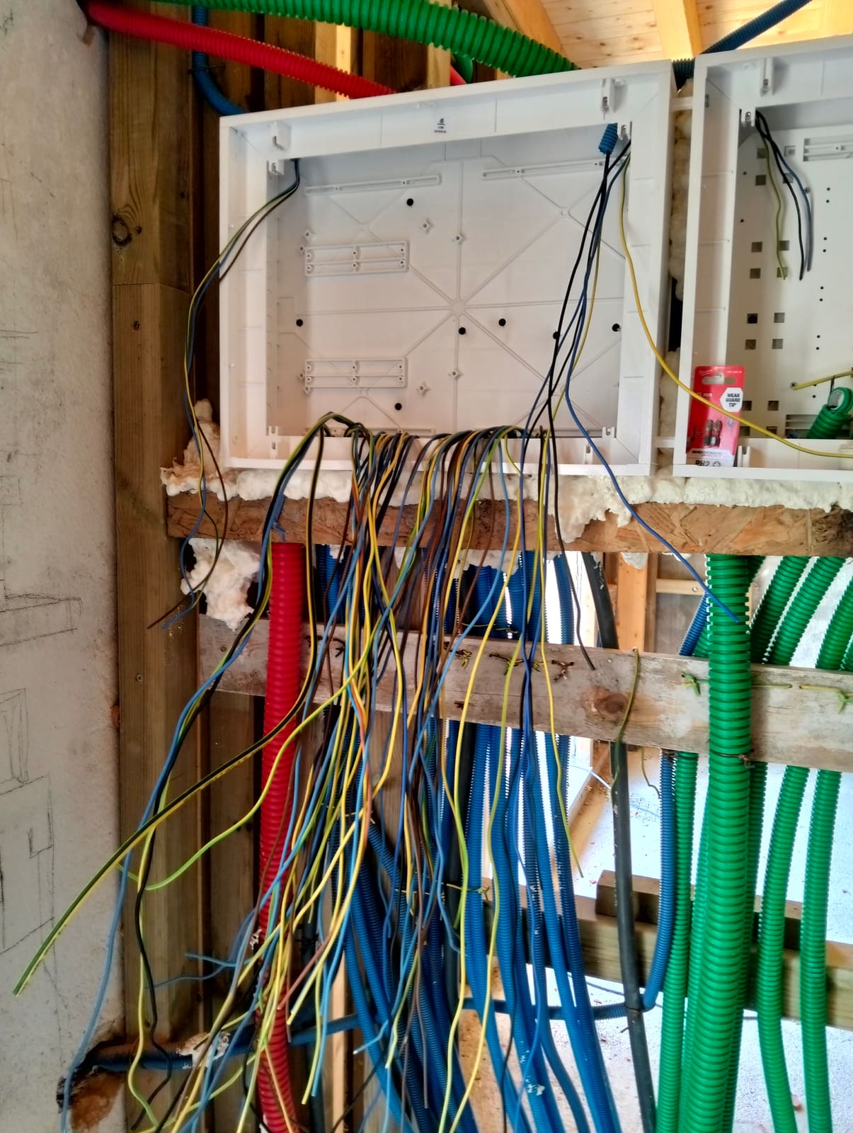 Quadro elétrico em fase de instalação com tubagem