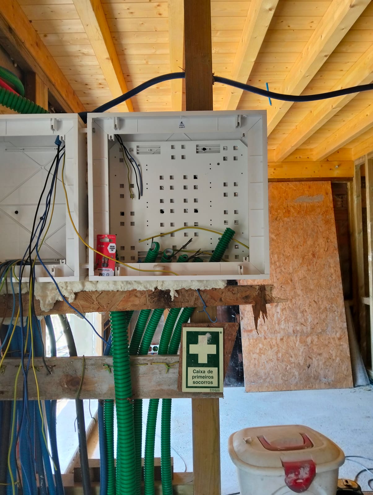 Quadro elétrico montado em estrutura de obra