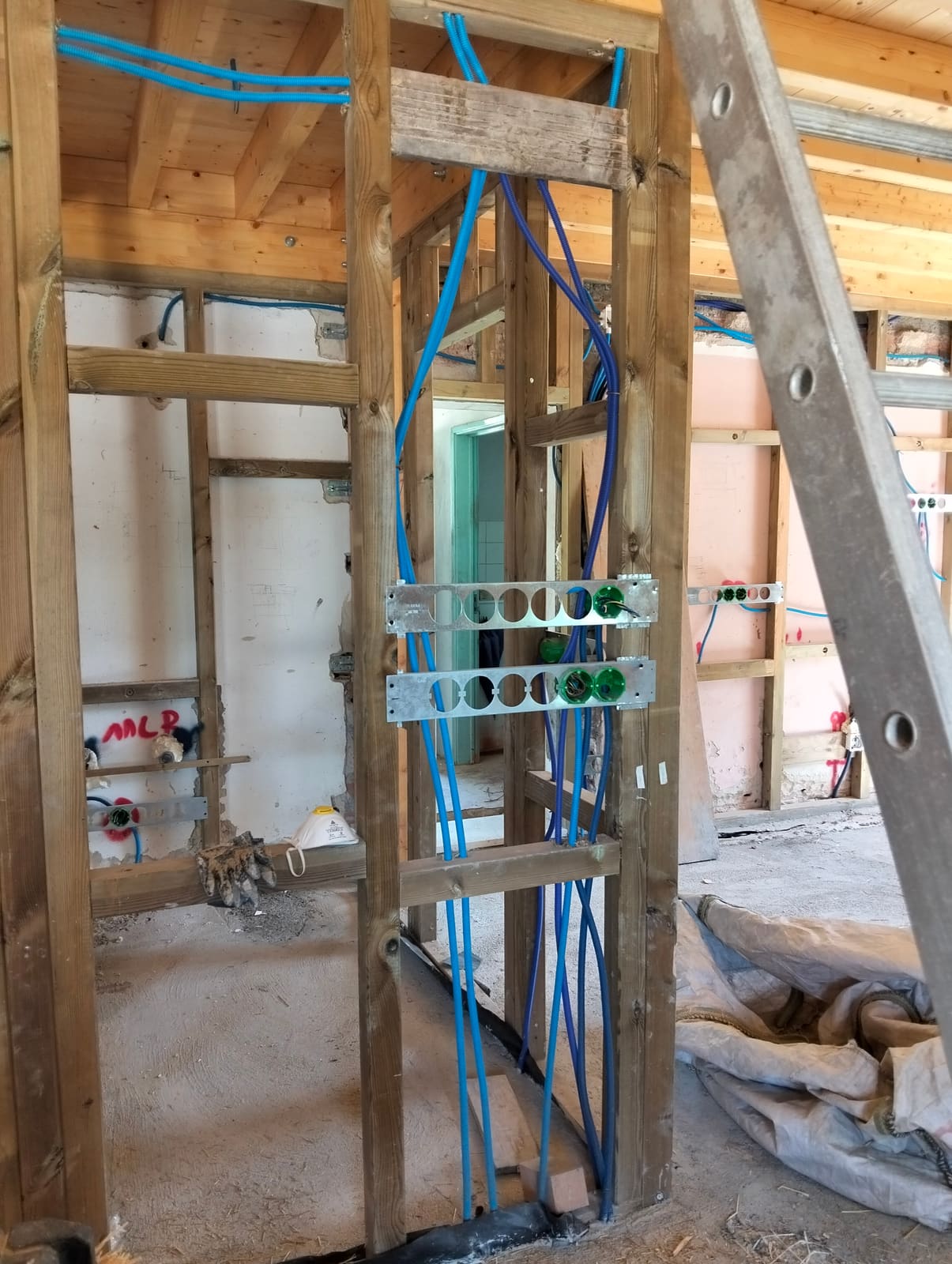 Instalação elétrica em obra com tubagem na parede