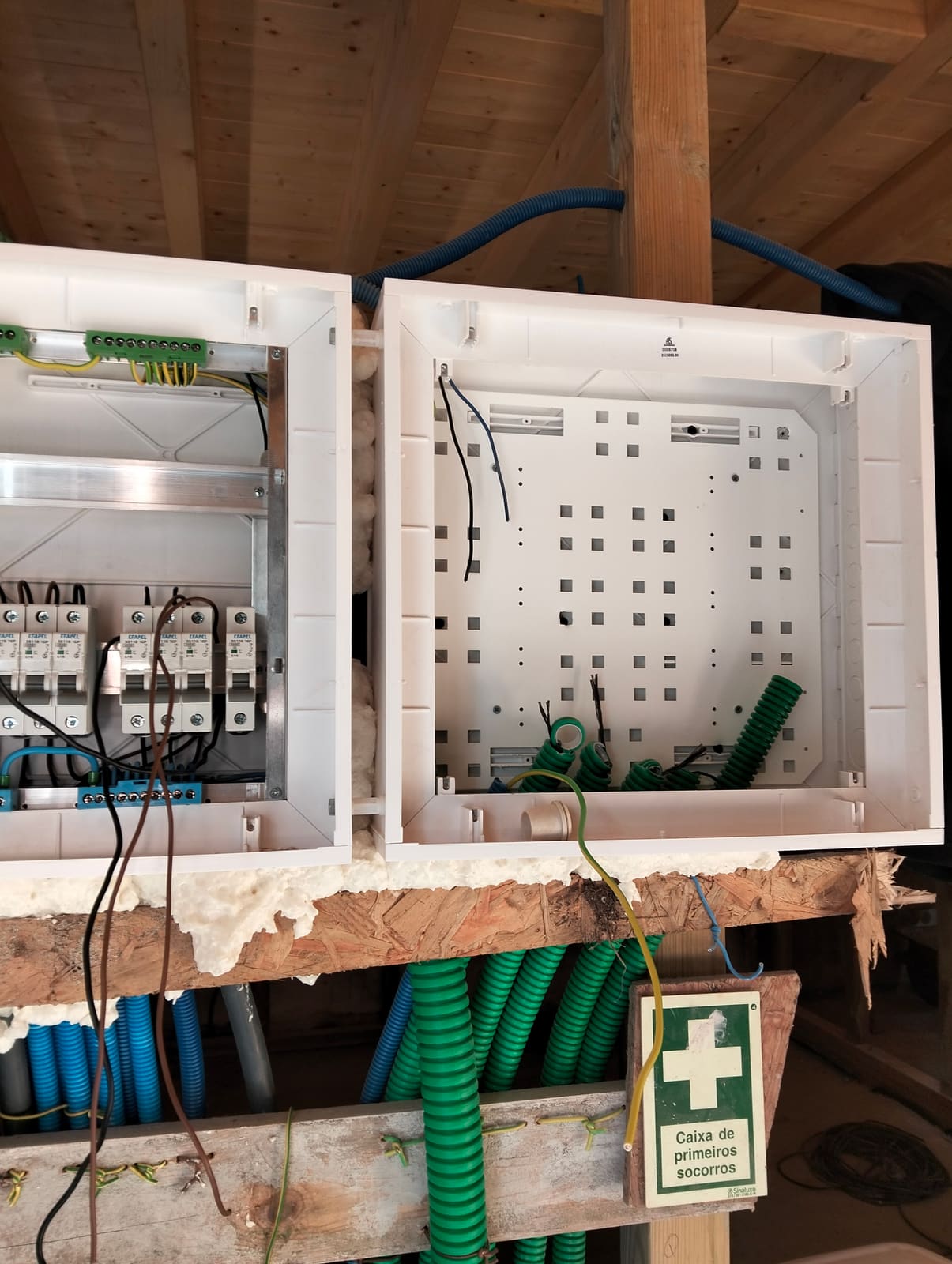 Quadro elétrico montado em parede de obra