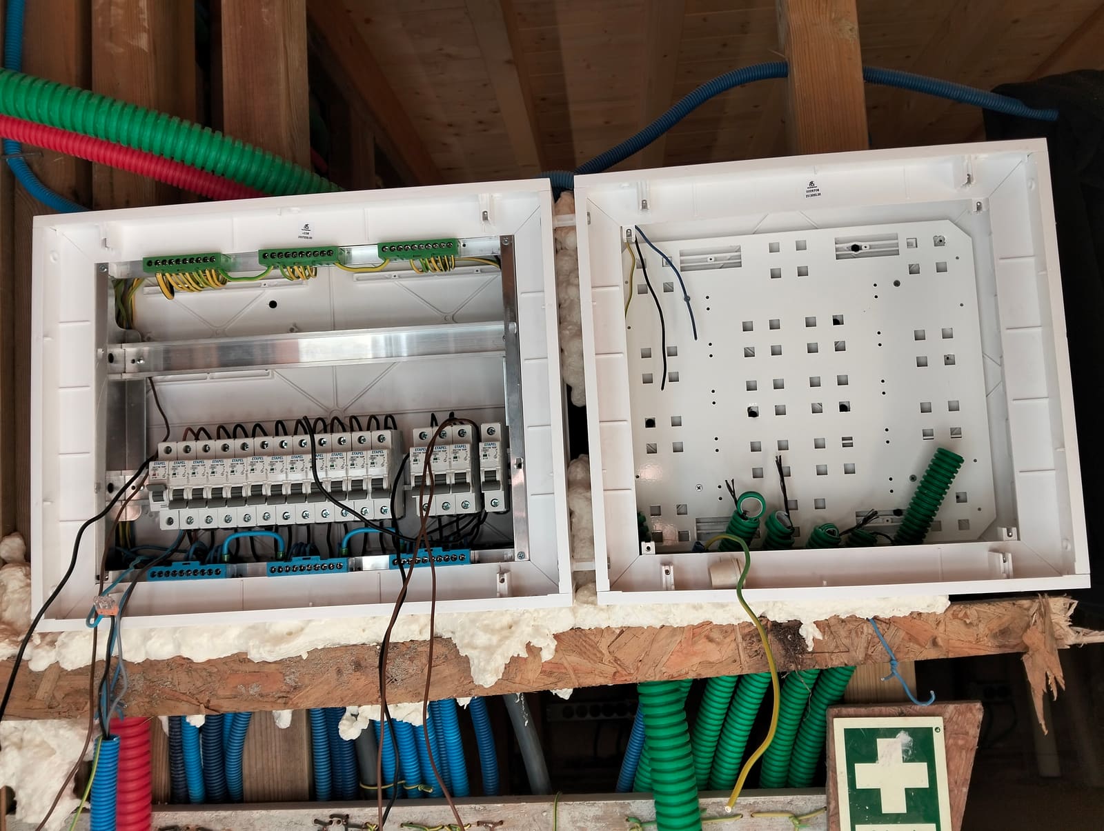 Dois quadros de distribuição elétrica lado a lado