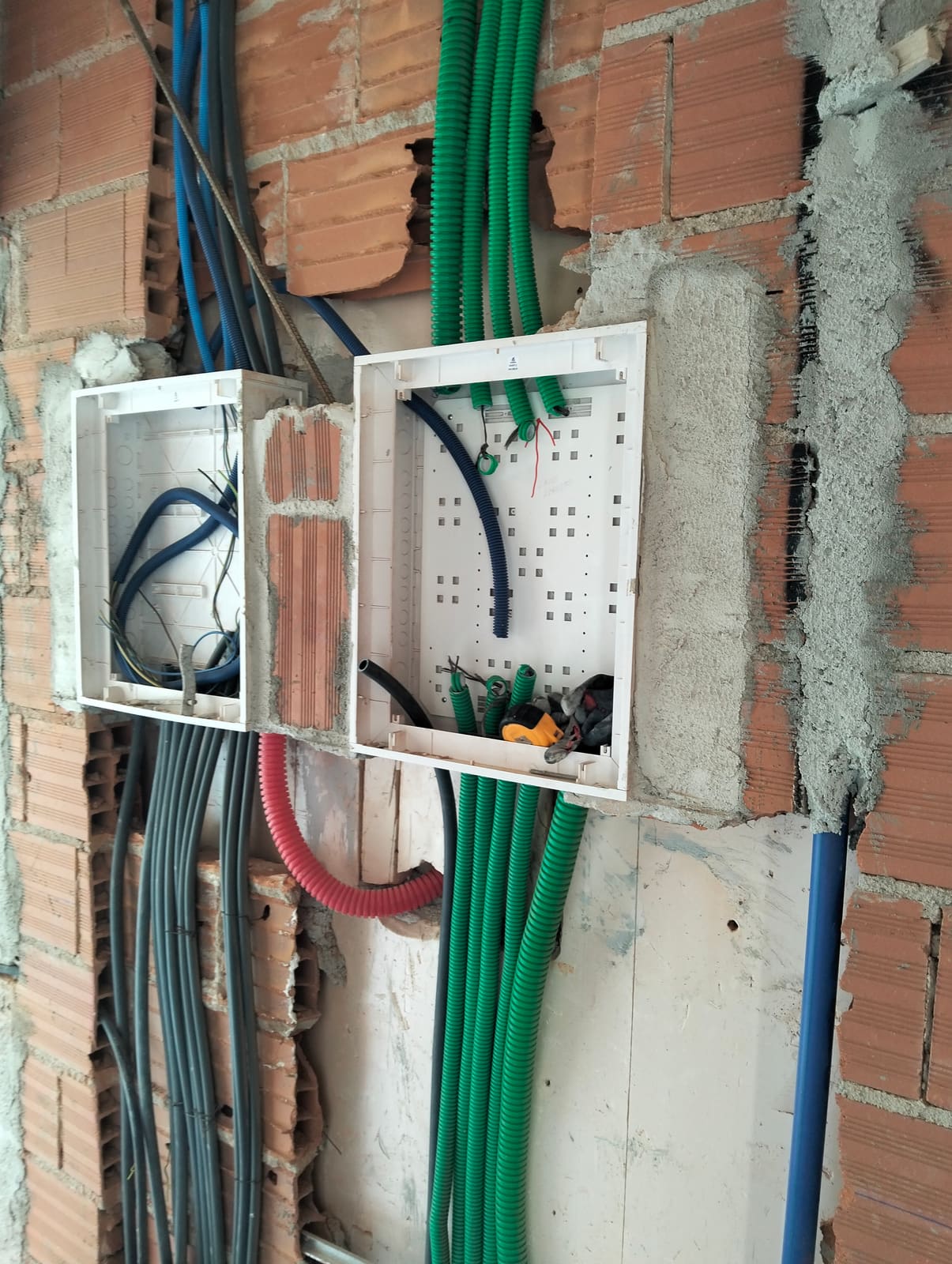 Quadros elétricos embutidos em parede de obra nova com tubagem