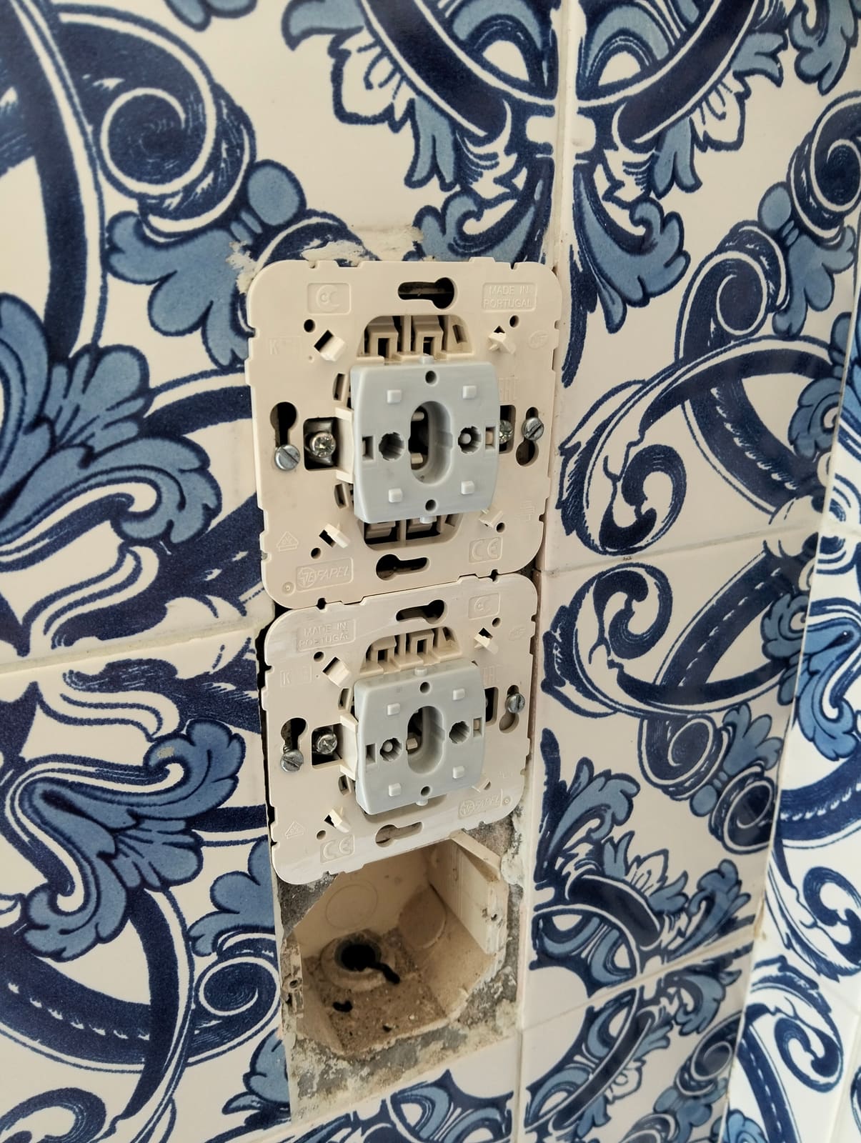 Instalação de quadro elétrico em parede revestida a azulejo