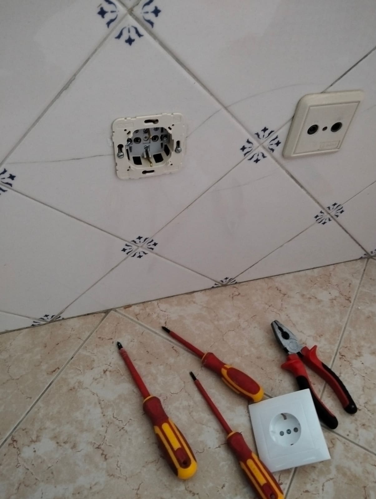 Instalação elétrica em parede com pontos de ligação