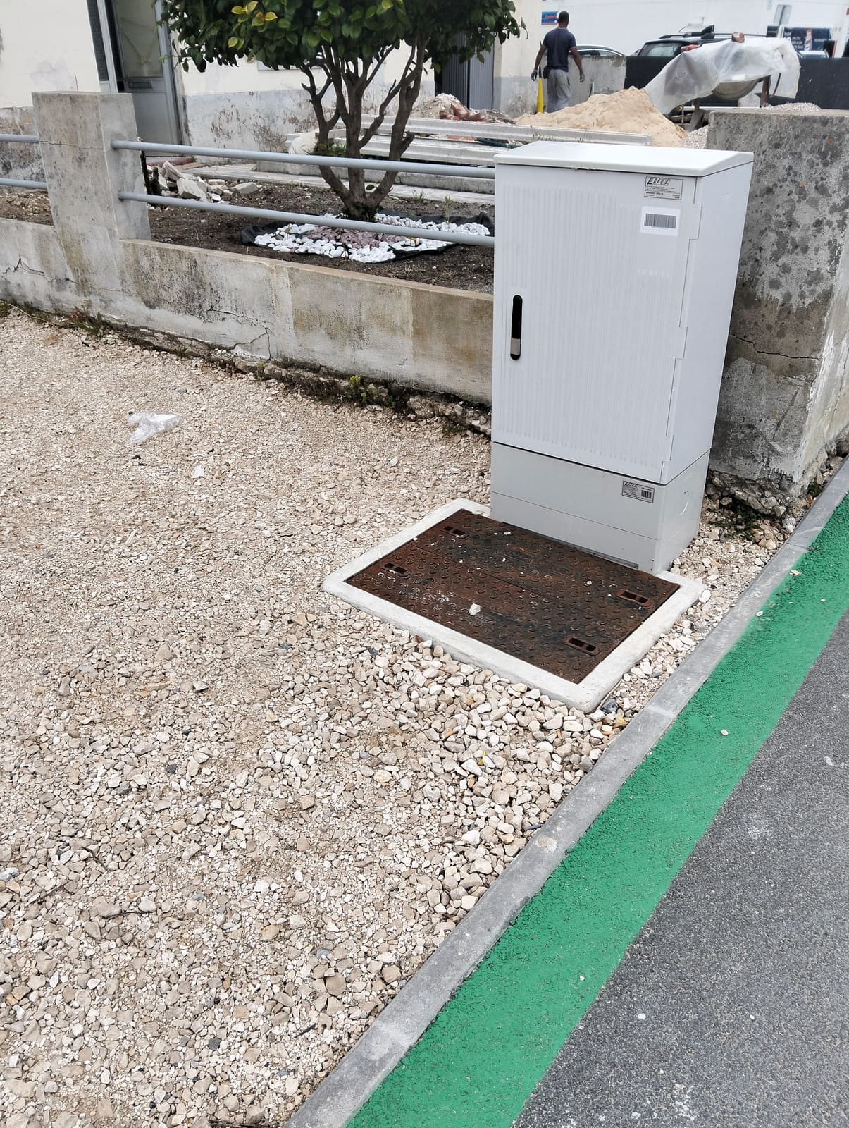 Armário de distribuição elétrica instalado no exterior