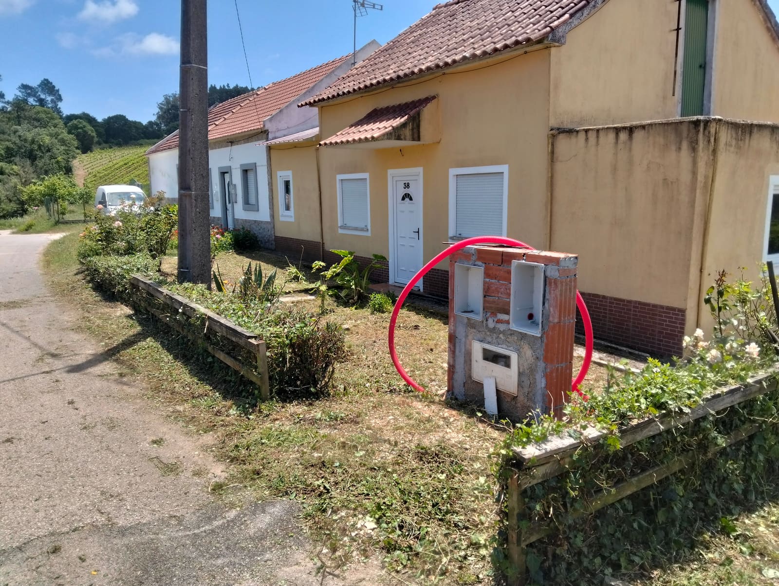 Ligação de energia à rede numa moradia com caixa de contagem